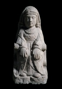 Dame assise. Sculpture en calcaire, 4e-2e siècle av. J.-C.