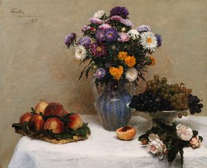 Roses blanches, Chrysanthemes dans un Vase - Pêches et Raisins sur une Table à la Nappe blanche, 1876