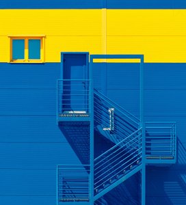 Façade bleu vif et jaune - Igor Bakotic