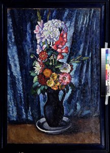 Bouquet de fleurs dans une cruche devant un fond bleu - Ilya Ivanovich Mashkov