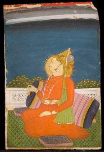 Un dignitaire paré de bijoux, portant un turban à plumes, tenant un bouton de lotus, assis sur une terrasse