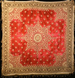 Couverture de sol en velours écarlate avec bordure en velours vert, densément brodée de fil doré - Indian School