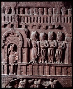 Bouddhisme : « Détail de la Victoire sur Mara » détail du stupa de Bharhut. Relief en pierre noire, 2e siècle av. J.-C. - Musée indien, Calcutta - Indian School