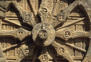 Roue de char sur la base du Temple de Surya
