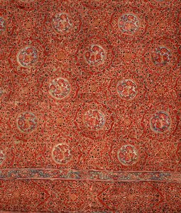 Tissu avec motif floral et médaillons dans des cadres