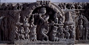 Hindouisme : « Krishna ou Venugopala, maître des vaches à la flûte » Sculpture en pierre noire, partie centrale, 12e siècle - Halebidu, Mysore - Musée indien, Calcutta - Indian School