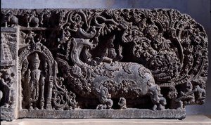 Hindouisme : « Krishna ou Venugopala, maître des vaches à la flûte » Sculpture en pierre noire, partie droite, 12e siècle - Halebidu, Mysore - Musée indien, Calcutta - Indian School