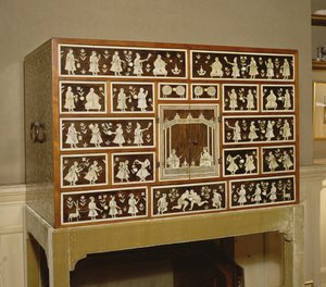 Cabinet indien décoré en ivoire et bois de rose, 17 tiroirs, Ceylan, 1700