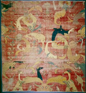 Portion de tapis avec animaux fantastiques sur fond rouge, Mughal, vers 1580-85 - Indian School