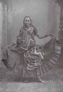 Bombay / Mumbai : Danse de la jupe indienne (photo n/b) - Indian photographer