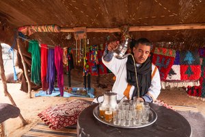 Un local servant du thé à la menthe à Erg Chebbi dans le désert près de Merzouga, Maroc, 2019 (photo)