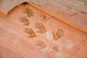 Empreinte de main Anasazi, art rupestre ancien trouvé à Grand Gulch, Utah