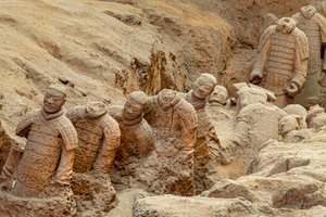 Au musée des guerriers en terre cuite, scènes des divers guerriers dans la zone de la fosse 1., 2009 (photo)