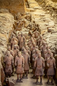 Au musée des guerriers en terre cuite, scènes des divers guerriers dans la zone de la fosse 1., 2009 (photo) - Ira Block