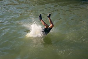 Homme plongeant dans le port d