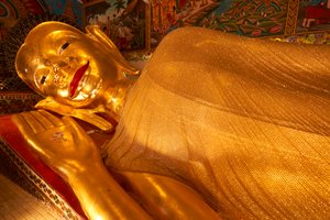 Statue de Bouddha couché à Wat Phra Pan (Phra Non Mae Puka), Chiangmai, Thaïlande