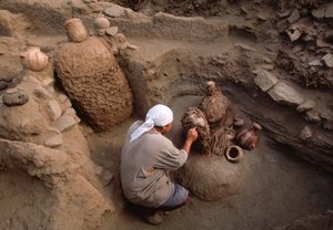 Richard Gomez nettoyant des artefacts nouvellement découverts sur le site de fouilles de l
