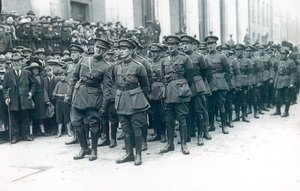 Michael Collins (1890-1922) (à gauche) en tant que chef de l