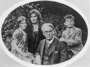 William Butler Yeats (1865-1939) avec sa femme Georgie Hyde Lee et leurs enfants Anne et Michael
