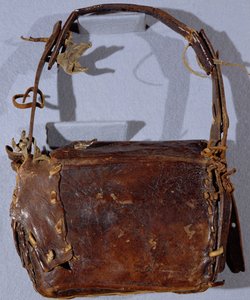 Le sac ou budget du Corpus Christi, vu de dos, irlandais, vers 1120-30