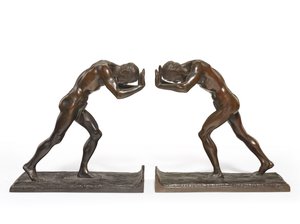 Poussant des hommes, une paire de serre-livres