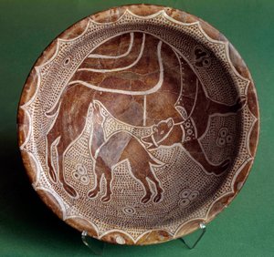 Art islamique : coupe au chameau allaitant son bébé. D