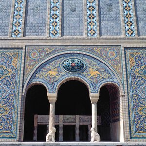 Un des aivans avec revêtements de tuiles, grille et colonnes monolithiques en pierre - Islamic School