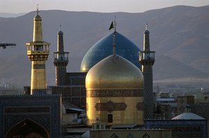 Le dôme tout en or et le minaret du sanctuaire de l