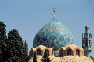 Dôme en tuiles turquoise du mausolée de Shah Nematollah Vali, construit entre 1330-1430 - Islamic School