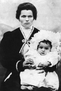Benito Mussolini enfant avec sa mère Rosa Maltoni