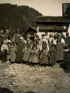 Famille devant une maison, Vallée d
