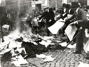 Équipe fasciste brûlant des journaux socialistes « Il Paese » après avoir dévasté le siège