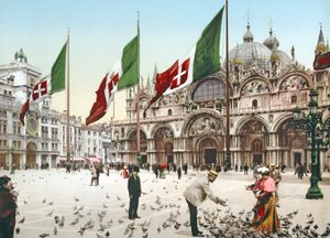 Nourrir les pigeons sur la Place Saint-Marc, Venise