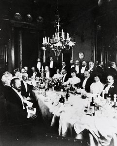 Déjeuner à la Casa Sonzogno, parmi les invités on peut reconnaître Francesco Cilea, Pietro Mascagni, Umberto Giordano, Carlo Romussi, Arturo Colautti, Amintore Galli et Edoardo Sonzogno, Milan