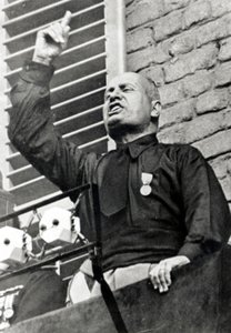 Mussolini en chemise noire - Italian Photographer