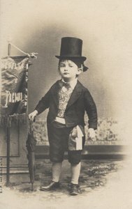 Petit garçon en costume