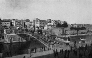 Taranto, Ponte Girevole fermé et Vieille Ville (photo n/b) - Italian Photographer
