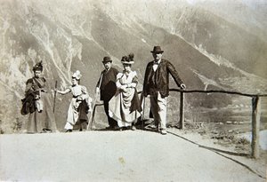 Touristes dans les montagnes, Italie, vers 1895