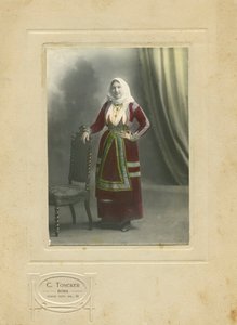 Femme en costume traditionnel, Sardaigne, Italie, photographie de Camillo Toncker, Rome, vers 1910 - Italian Photographer