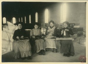 Femmes travaillant dans un atelier de passementerie, Italie, photographie de F Trembini