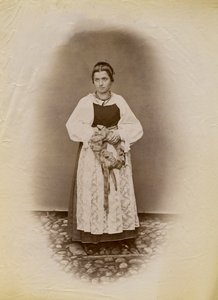Jeune femme portant une robe de mariée et tenant un anneau de pain enveloppé de ruban, Parre, Lombardie, Italie - Italian Photographer