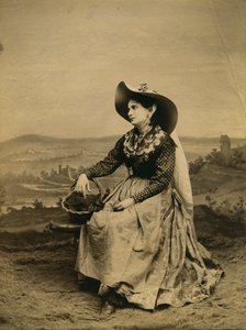 Jeune femme portant des vêtements et un chapeau de paille de la campagne siennoise, Toscane, Italie, photographie de Paolo Lombardi, Sienne, vers 1890 - Italian Photographer