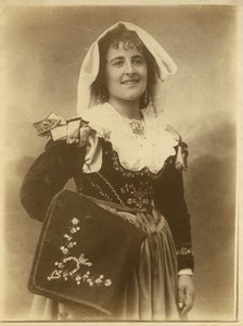 Jeune femme portant une robe et une coiffe traditionnelles, Abruzzes, Italie - Italian Photographer