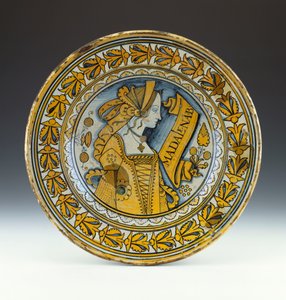 Un plat portrait en céramique bleue et dorée de Deruta représentant une jeune femme de profil et inscrit Madalena B, vers 1525 - Italian School
