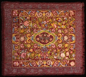 Tapis de table italien brodé de soies colorées avec un médaillon central de roses dans un champ de lys et de grandes fleurs - Italian School