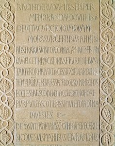 Archéologie du Moyen Âge. Art barbare de Lombardie : pierre tombale de la reine Ragnetrude (Raginthruda) datant de 740-750 - Italian School