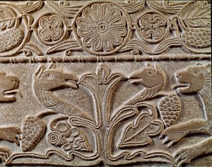 Archéologie du Moyen Âge : art barbare de Lombardie : pluteus de la princesse Théodote, maîtresse du roi Cunipert dit le Pieux. Détail de la plaque avec des griffons, vers 720. Art lombard, marbre. Pavie, Musée Civique - Italian School
