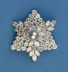 Broche flocon de neige en diamants circulaires et marquise par Bulgari