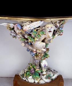Console en porcelaine tendre de la manufacture de Capodimonte. XVIIIe siècle Sèvres. Manufacture de Porcelaine