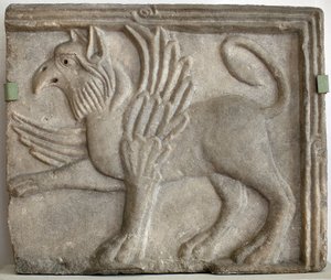Griffon (ou grype). Bas-relief sculpté, marbre, Venise (Italie) XIIe siècle. Galerie nationale, Palais Sternberg, Prague (République tchèque). - Italian School